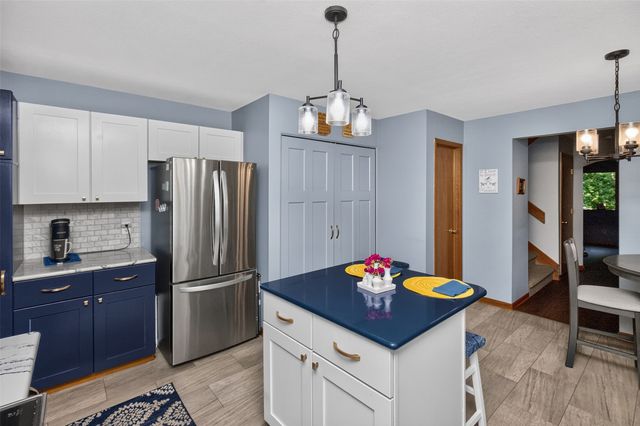 7052 Oak Brook Drive, Urbandale, IA 50322