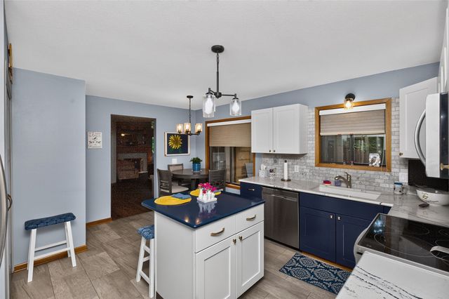 7052 Oak Brook Drive, Urbandale, IA 50322