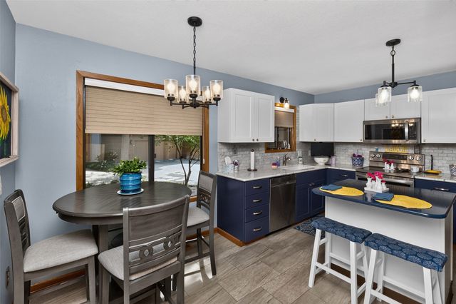 7052 Oak Brook Drive, Urbandale, IA 50322