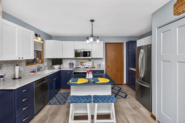 7052 Oak Brook Drive, Urbandale, IA 50322