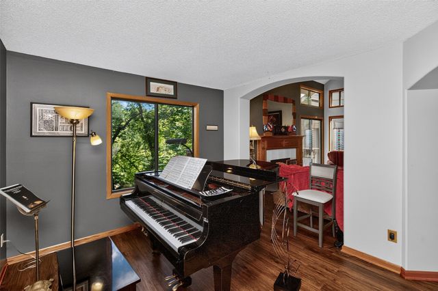 7052 Oak Brook Drive, Urbandale, IA 50322