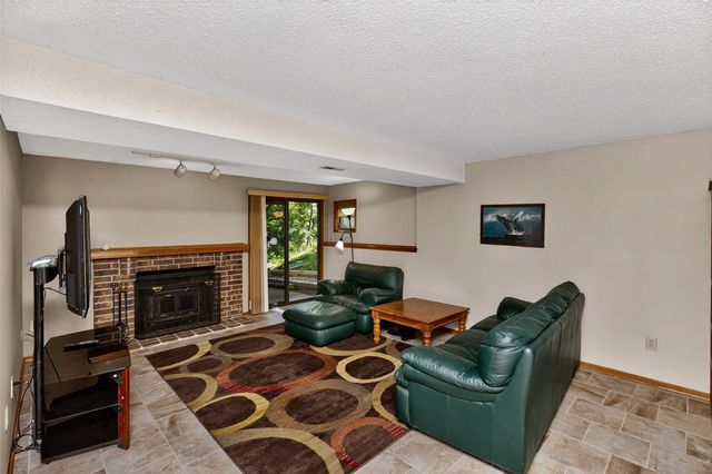 7052 Oak Brook Drive, Urbandale, IA 50322