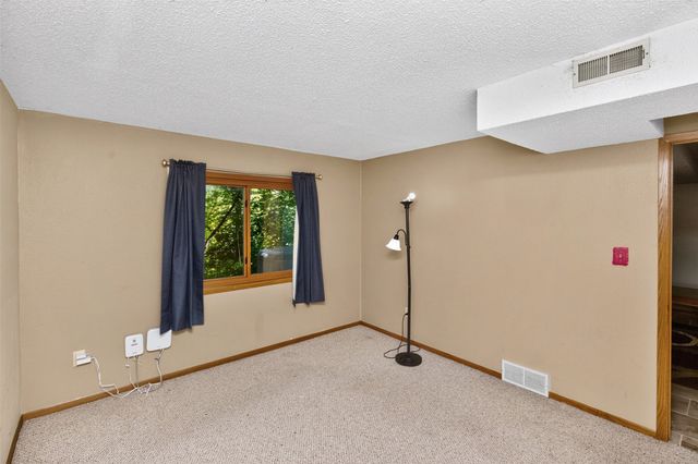 7052 Oak Brook Drive, Urbandale, IA 50322