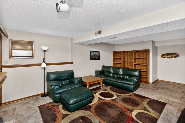 7052 Oak Brook Drive, Urbandale, IA 50322