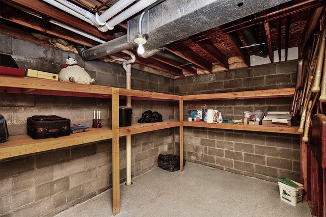 7052 Oak Brook Drive, Urbandale, IA 50322