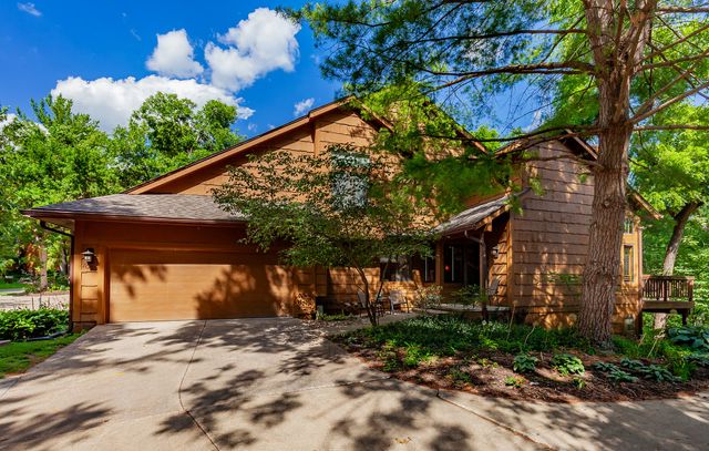 7052 Oak Brook Drive, Urbandale, IA 50322