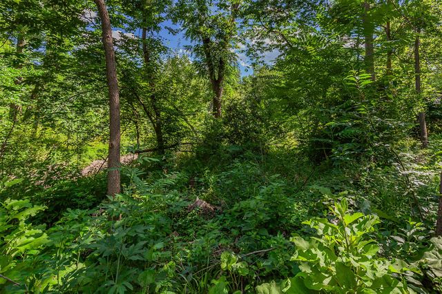 7052 Oak Brook Drive, Urbandale, IA 50322