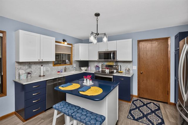 7052 Oak Brook Drive, Urbandale, IA 50322