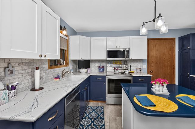 7052 Oak Brook Drive, Urbandale, IA 50322