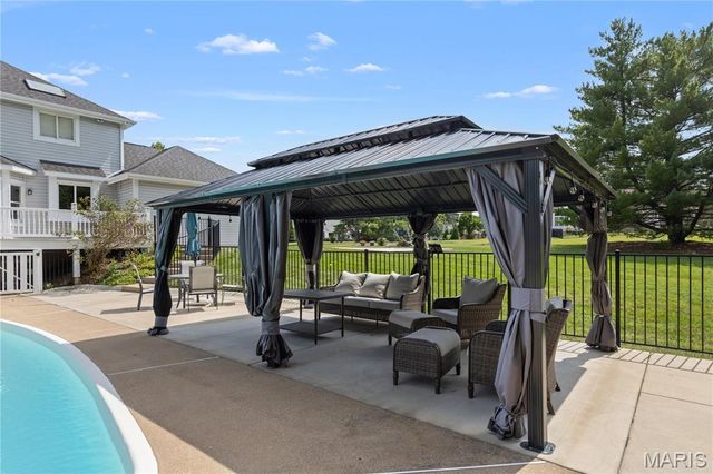 327 Woodmere Drive, St Charles, MO 63303