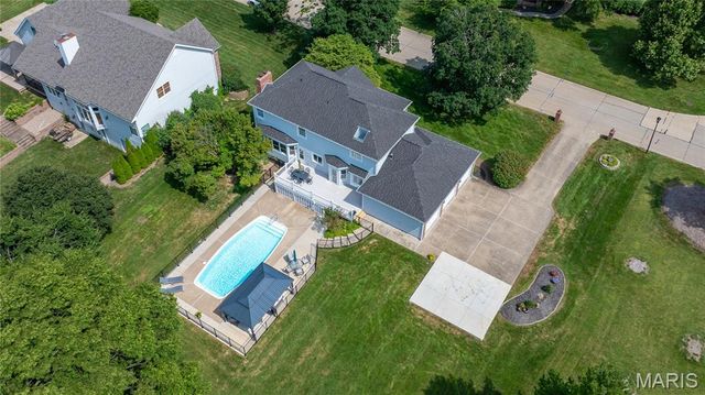 327 Woodmere Drive, St Charles, MO 63303