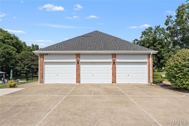327 Woodmere Drive, St Charles, MO 63303