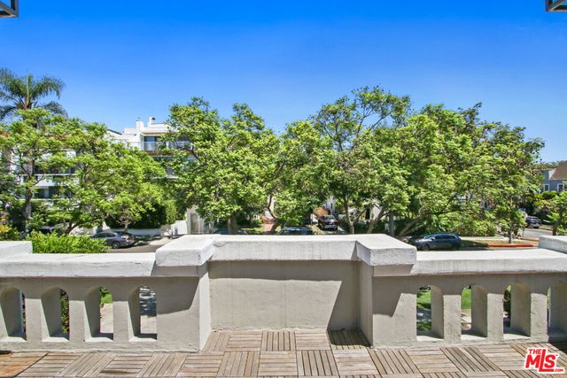 807 N Croft Avenue, Los Angeles, CA 90069