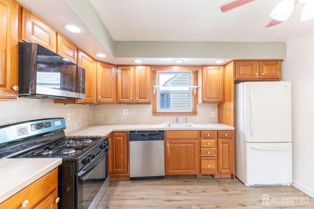 2 Hilltop Avenue, Sayreville, NJ 08879