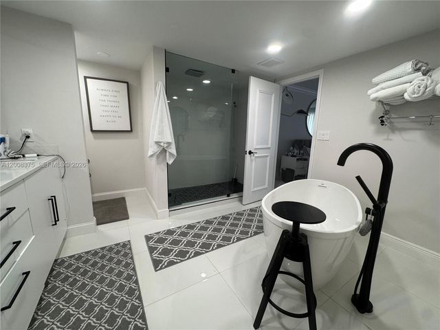 11113 Biscayne Blvd 558, Miami, FL 33181