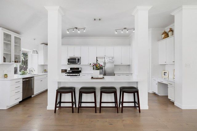 5700 Travis Green LN, Austin, TX 78735