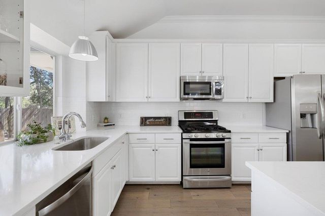 5700 Travis Green LN, Austin, TX 78735