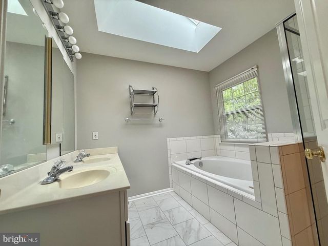 8 DIAMOND HILL CT, Germantown, MD 20874