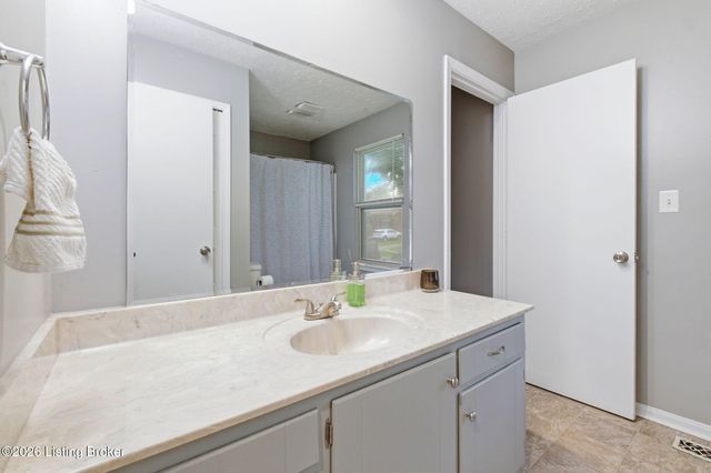 10208 El Ventoso Ct, Louisville, KY 40291