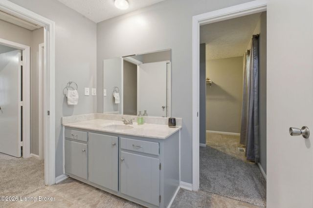 10208 El Ventoso Ct, Louisville, KY 40291