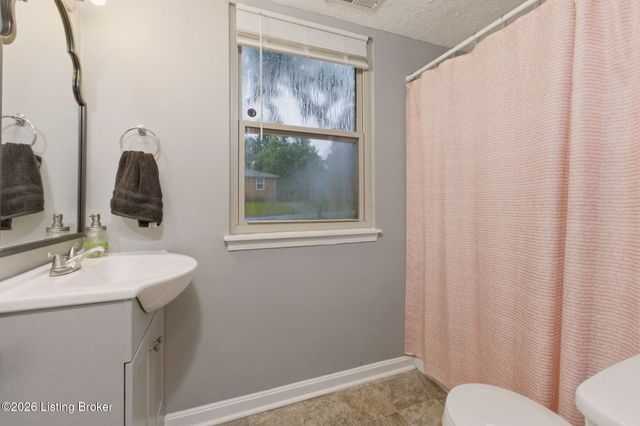 10208 El Ventoso Ct, Louisville, KY 40291