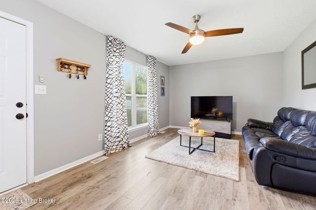 10208 El Ventoso Ct, Louisville, KY 40291