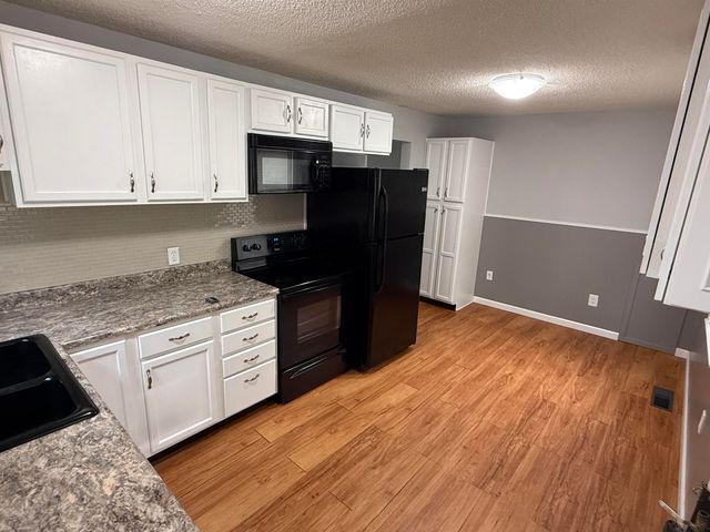 2225 S Grove St, Wichita, KS 67211
