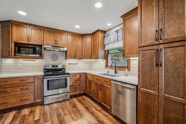 1118 Dogwood LANE, Waukesha, WI 53189