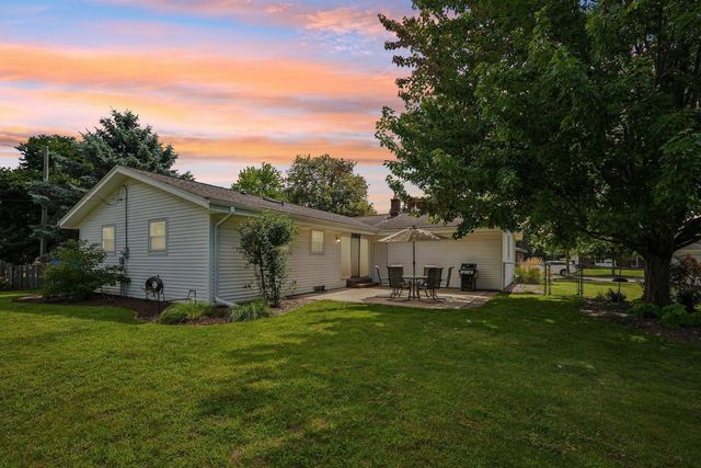 1118 Dogwood LANE, Waukesha, WI 53189