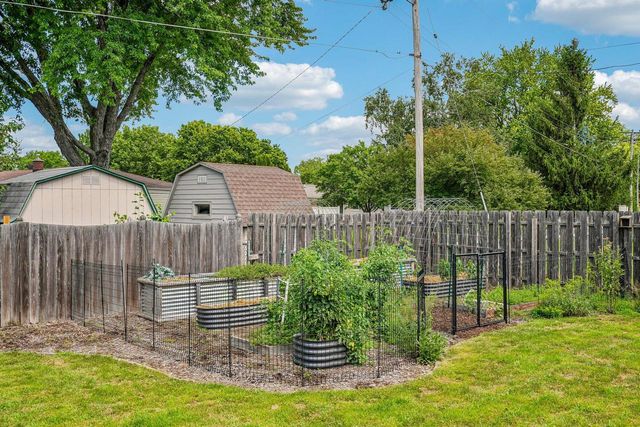 1118 Dogwood LANE, Waukesha, WI 53189