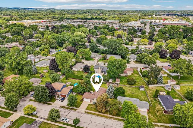 1118 Dogwood LANE, Waukesha, WI 53189