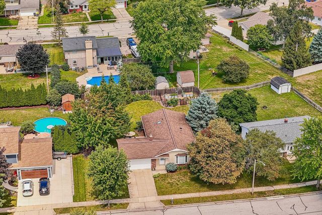 1118 Dogwood LANE, Waukesha, WI 53189