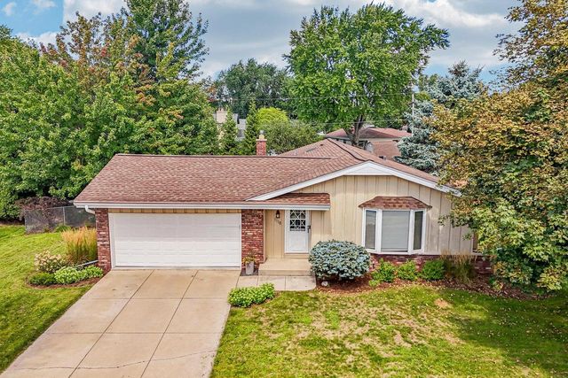 1118 Dogwood LANE, Waukesha, WI 53189