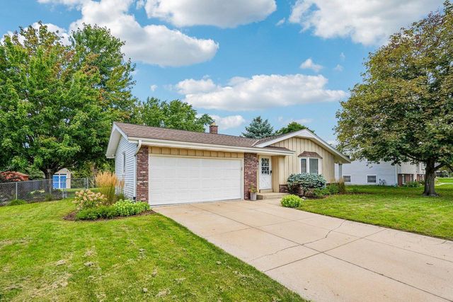 1118 Dogwood LANE, Waukesha, WI 53189