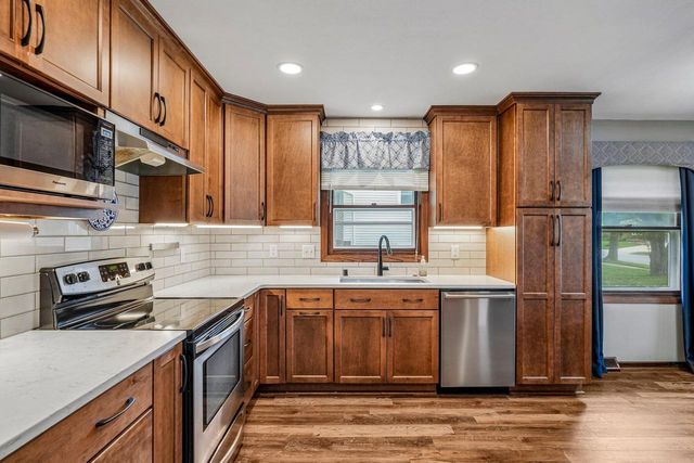 1118 Dogwood LANE, Waukesha, WI 53189