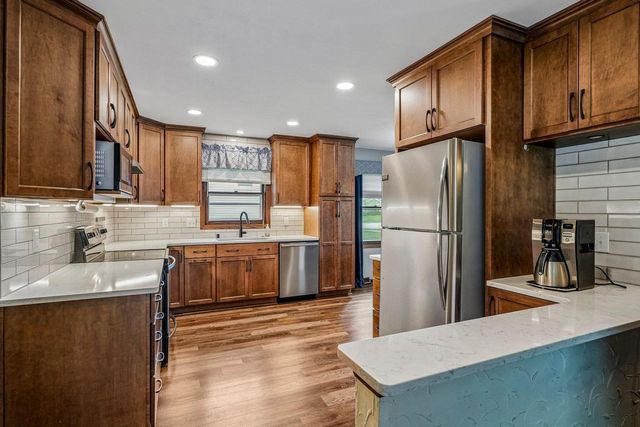 1118 Dogwood LANE, Waukesha, WI 53189