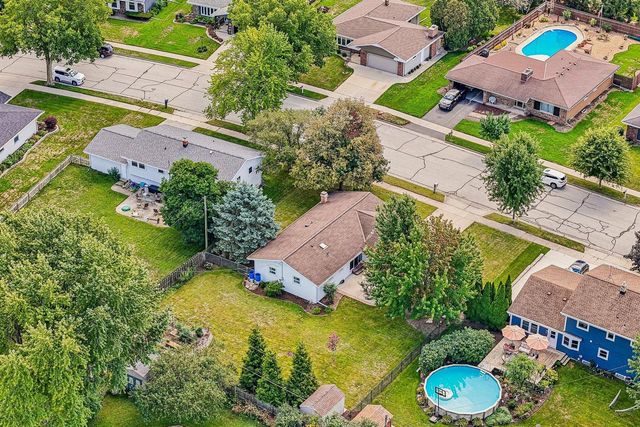 1118 Dogwood LANE, Waukesha, WI 53189
