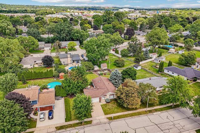 1118 Dogwood LANE, Waukesha, WI 53189