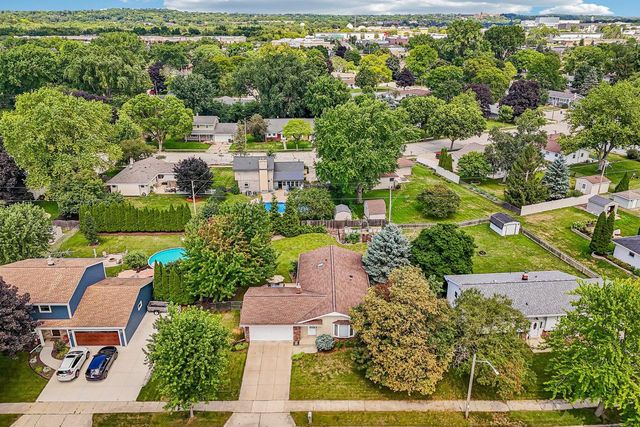 1118 Dogwood LANE, Waukesha, WI 53189