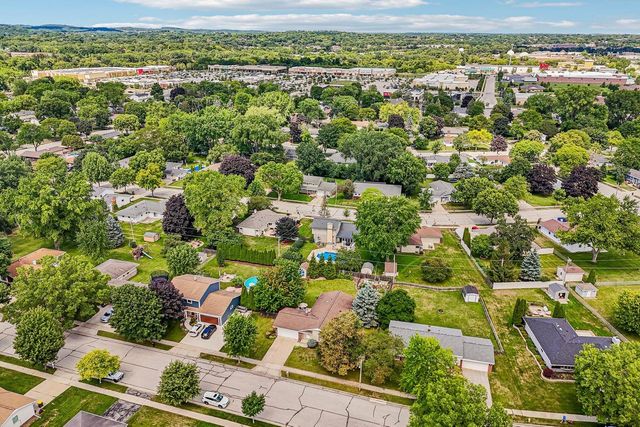 1118 Dogwood LANE, Waukesha, WI 53189