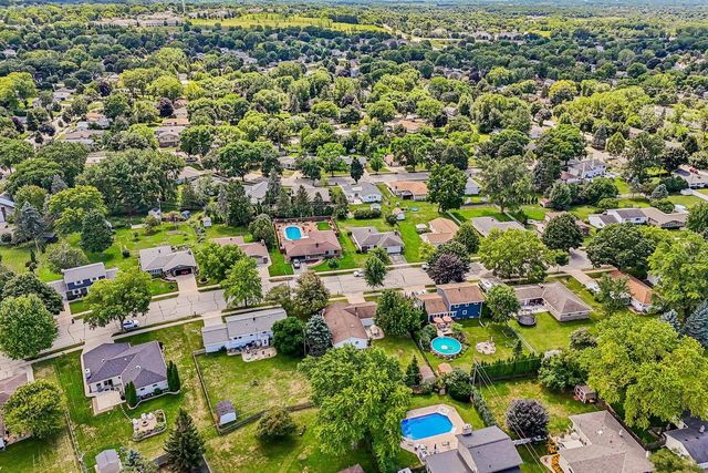 1118 Dogwood LANE, Waukesha, WI 53189