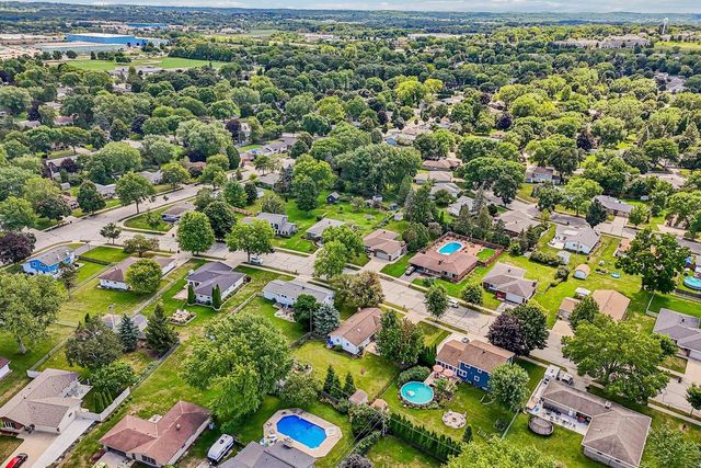 1118 Dogwood LANE, Waukesha, WI 53189