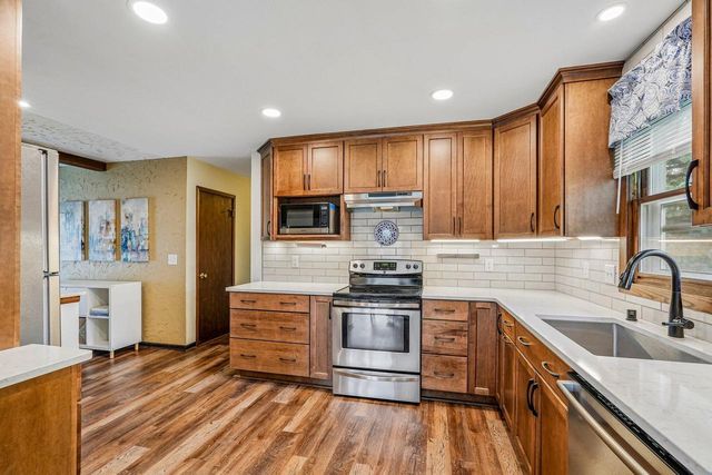 1118 Dogwood LANE, Waukesha, WI 53189