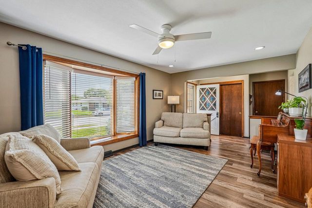 1118 Dogwood LANE, Waukesha, WI 53189