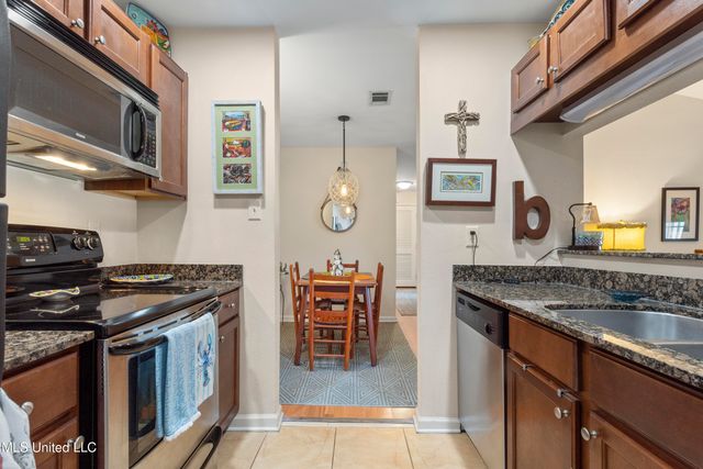 2421 Beachview Drive, H12, Ocean Springs, MS 39564