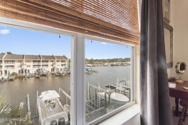 2421 Beachview Drive, H12, Ocean Springs, MS 39564