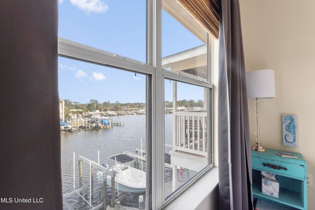 2421 Beachview Drive, H12, Ocean Springs, MS 39564