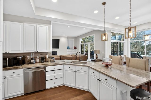 5874 Orchard Woods Drive, West Bloomfield, MI 48324