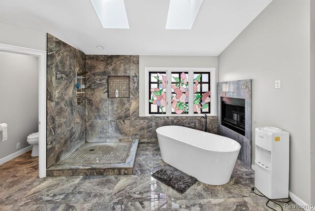 5874 Orchard Woods Drive, West Bloomfield, MI 48324