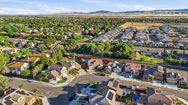 1582 Ivy Ln, Tracy, CA 95376